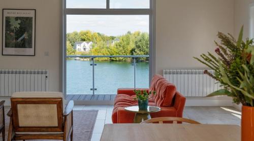 South Cerney House | Gorgeous 4 bedroom Cotswolds home with lake view