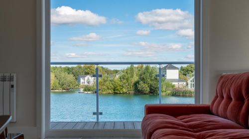 South Cerney House | Gorgeous 4 bedroom Cotswolds home with lake view