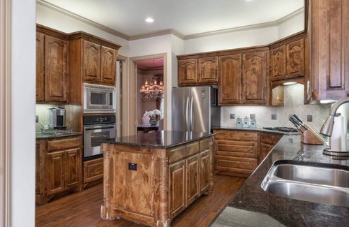 Castle Hills House | GORGEOUS 4 Bedroom with pool in Lewisville!