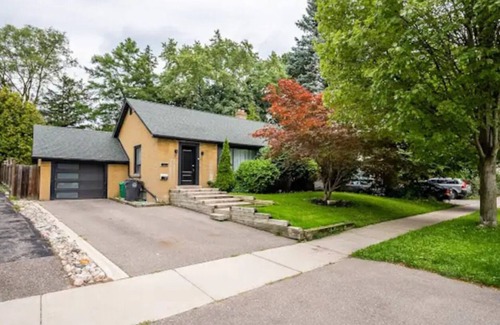 Mineola House | Gorgeous 4BR Villa with pool in a prestigious Neighborhood in Port Credit Miss