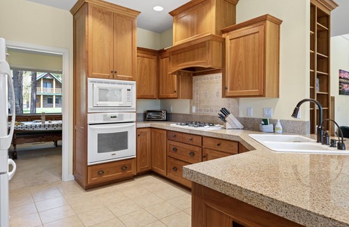 Three Rivers House | Gorgeous 5-Bedroom family friendly home with Hot Tub! Perfect for kids and pups!