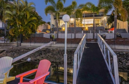 Helensvale House | Gorgeous 5brm Waterfront home