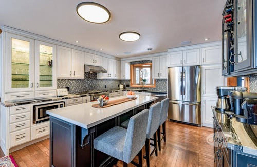 Port Carling Cottage | Gorgeous 6 bed 3 bath cottage on Lake Muskoka! West Exposure! Beach! Hot Tub!