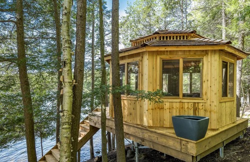 Port Carling Villa | Gorgeous 6bed 3bath cottage on Lake Muskoka! West Exposure! Beach! Hot Tub!