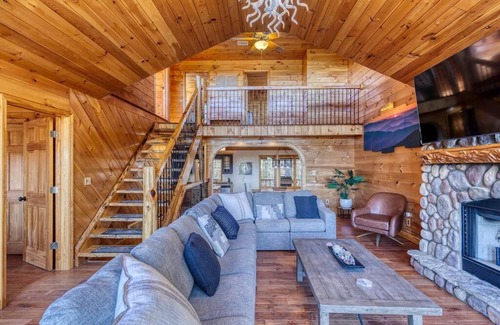 Mineral Bluff Ski Chalet | Gorgeous 6BR Cabin w/Spa, Firepit, Arcade& Mountain View