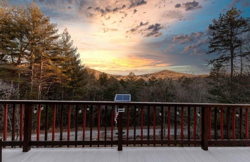 Mineral Bluff Ski Chalet | Gorgeous 6BR Cabin w/Spa, Firepit, Arcade& Mountain View