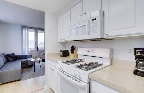 Ballston Apartment | Gorgeous Ballston Condo with Gym & Views