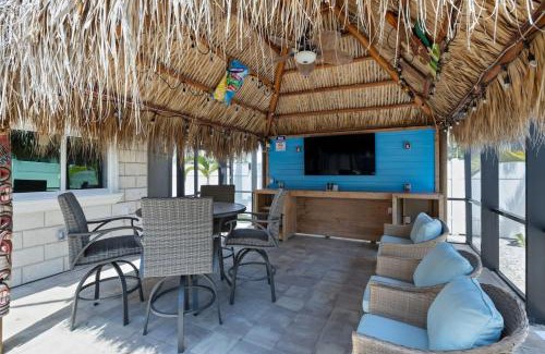 Mid Island House | Gorgeous Beach Condo with Pool Spa and Bikes