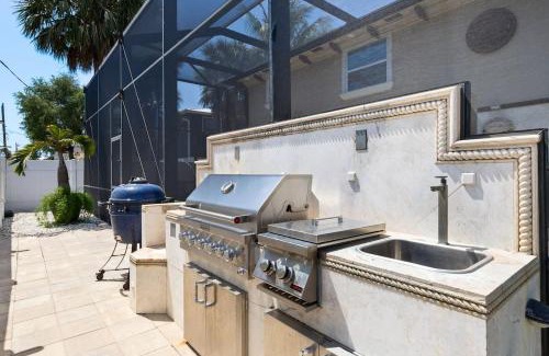 Mid Island House | Gorgeous Beach Condo with Pool Spa and Bikes