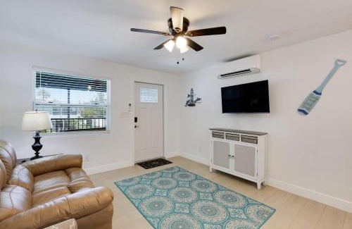 Mid Island House | Gorgeous Beach Condo with Pool Spa and Bikes