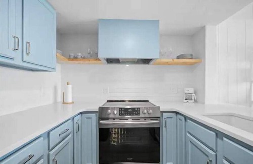 McCutcheon Field Condo | Gorgeous Beachfront Condo with Pool