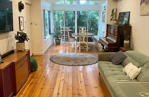 West Beach House | Gorgeous Beachside Bungalow in West Beach (Pet Friendly!)