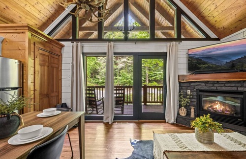 Black Bear Falls Cabin | Gorgeous Cabin 3mi to parkway. Hot tub*arcade*foos