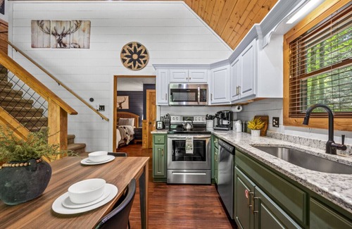 Black Bear Falls Cabin | Gorgeous Cabin 3mi to parkway. Hot tub*arcade*foos