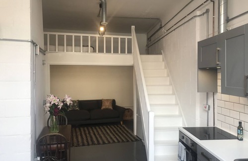 De Beauvoir Apartment | Gorgeous Canalside Loft in Hackney!