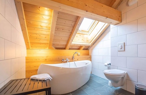 Huez-en-Oisans Ski Chalet | Gorgeous chalet for 10pp, Ext Jacuzzi in Huez