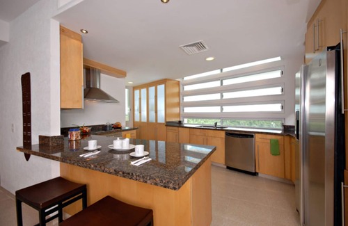 Zona Hotelera Norte Condo | Gorgeous Condo, Amazing Oceanfront views , Great Snorkeling out-front!