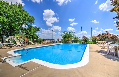 Branson Apartment | Gorgeous Condo with Resort Pool Near Branson Strip!