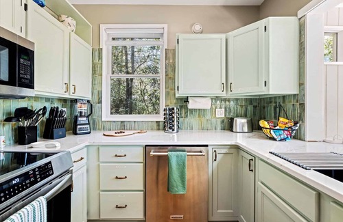 Cashiers Cottage | Gorgeous Cottage on Private Lake - Walk to Town