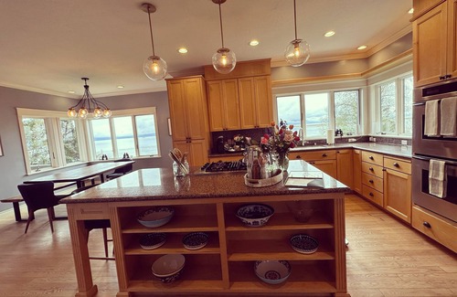 Homer House | Gorgeous Cozy Spacious Bayfront home with Stunning Views and Beach Access
