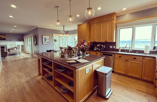 Homer House | Gorgeous Cozy Spacious Bayfront home with Stunning Views and Beach Access