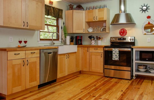 Reed Creek House | Gorgeous Double-Slip New Dock - Quiet Cove - Fire Pit & Screened Porch