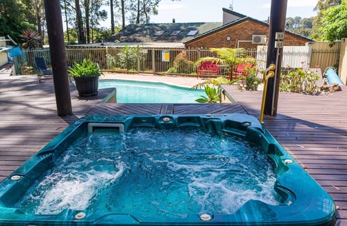 Sunshine Bay House | Gorgeous family home with a pool