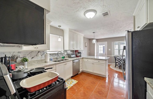 Greater Fondren Southwest House | GORGEOUS FAMILY HOME - MINS TO DOWNTOWN HOUSTON