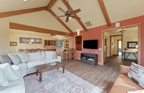 Bend House | Gorgeous Family Retreat, Hot Tub, A/C, Views, Ponds, Wiildlife