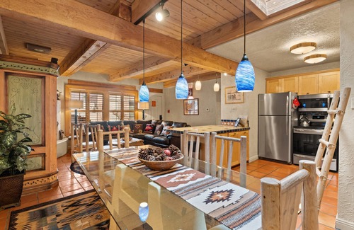Northeast Santa Fe Hotel | Gorgeous Fort Marcy Condo Close to Plaza - Beautiful Art In All Rooms