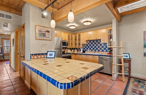 Northeast Santa Fe Hotel | Gorgeous Fort Marcy Condo Close to Plaza - Beautiful Art In All Rooms