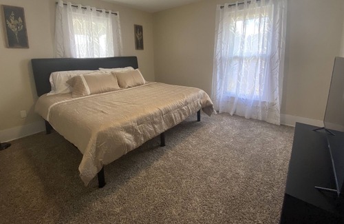 Ashland Apartment | Gorgeous Getaway- 3 bedroom/1 bath Close to HTS airport, KDMC, and Cabell