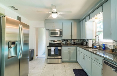 Park East House | Gorgeous Heated Pool and Spa by Downtown & Beaches