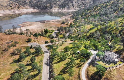Friant Villa | Gorgeous Hilltop Villa Overlooking Lake