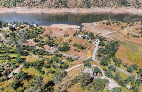 Friant Villa | Gorgeous Hilltop Villa Overlooking Lake