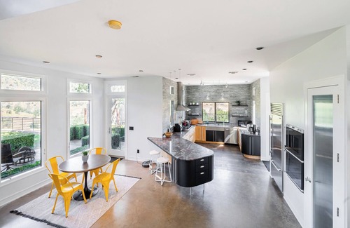Friant Villa | Gorgeous Hilltop Villa Overlooking Lake