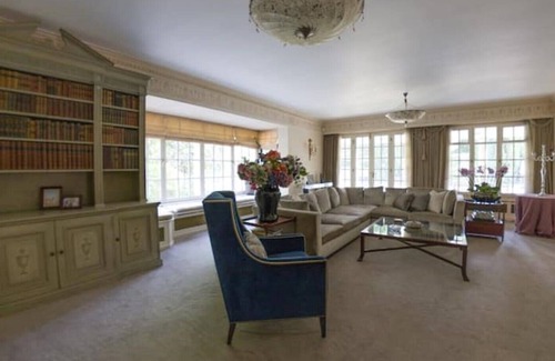 Sunningdale Villa | Gorgeous Holiday Home, Heated Pool, Jacuzzi and Perfect for Golf Lovers