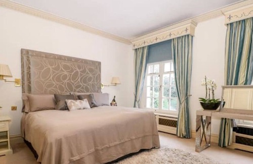 Sunningdale Villa | Gorgeous Holiday Home, Heated Pool, Jacuzzi and Perfect for Golf Lovers