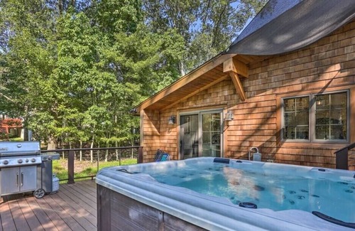 Henryville House | Gorgeous Home Close to Ski resort w/ Sauna, Hot tub and Fire pit