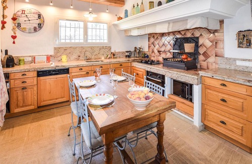 Rochefort-du-Gard House | Gorgeous home in Rochefort-du-Gard