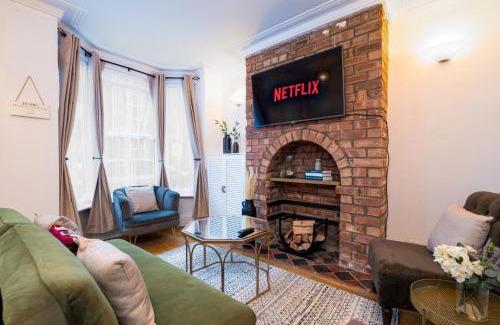 Lincoln House | Gorgeous Home in Heart of Historic Lincoln
