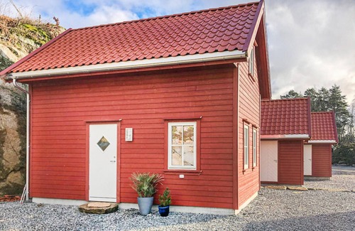 Lyngdal House | Gorgeous home in Lyngdal with kitchen