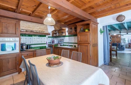 Arles House | Gorgeous home in Moulès with WiFi