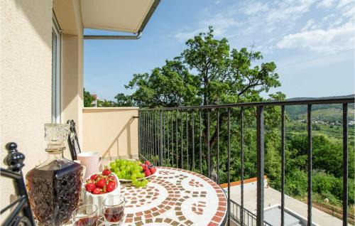 Split House | Gorgeous Home In Srinjine With Kitchen
