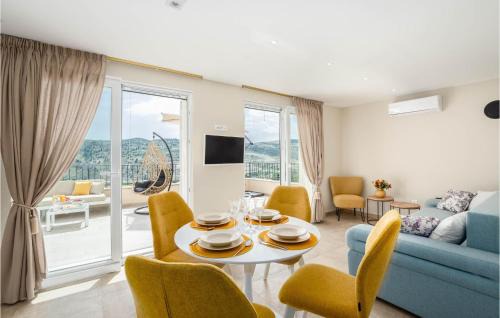 Split House | Gorgeous Home In Srinjine With Kitchen