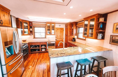 Broadmoor House | Gorgeous Home by The Broadmoor Hotel & Cheyenne Mtn Zoo!n