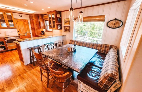 Broadmoor House | Gorgeous Home by The Broadmoor Hotel & Cheyenne Mtn Zoo!n