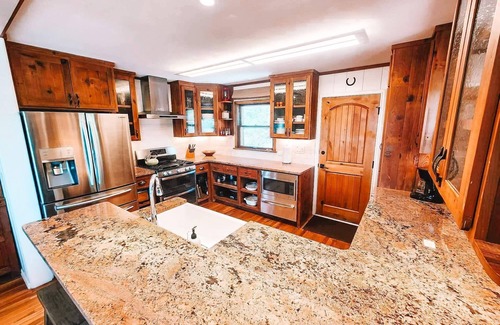 Broadmoor House | Gorgeous Home by The Broadmoor Hotel & Cheyenne Mtn Zoo!n