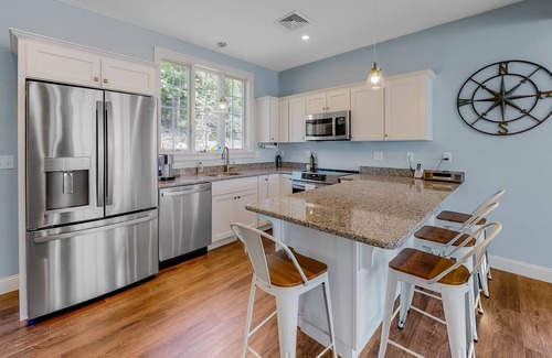 Arundel Condo | Gorgeous home with patio, fireplace, central AC, washer/dryer, gym & grill