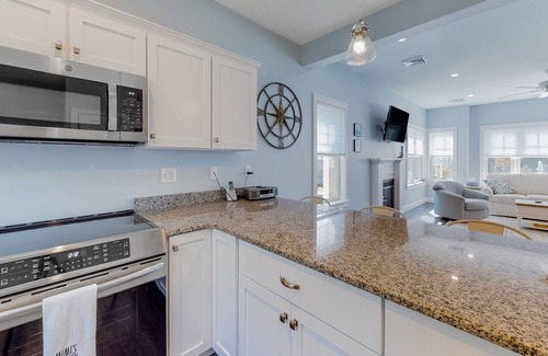 Arundel Condo | Gorgeous home with patio, fireplace, central AC, washer/dryer, gym & grill